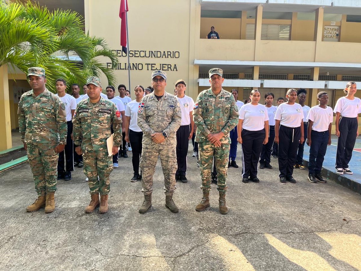 SMVRD's tweet photo. El Director General del Servicio Militar Voluntario realizó un recorrido por centros educativos de la Zona Norte (Hermanas Mirabal, Duarte y Espaillat), reafirmando el compromiso con la formación en valores de la juventud dominicana. 🇩🇴 https://t.co/fVq6xxBFxx
