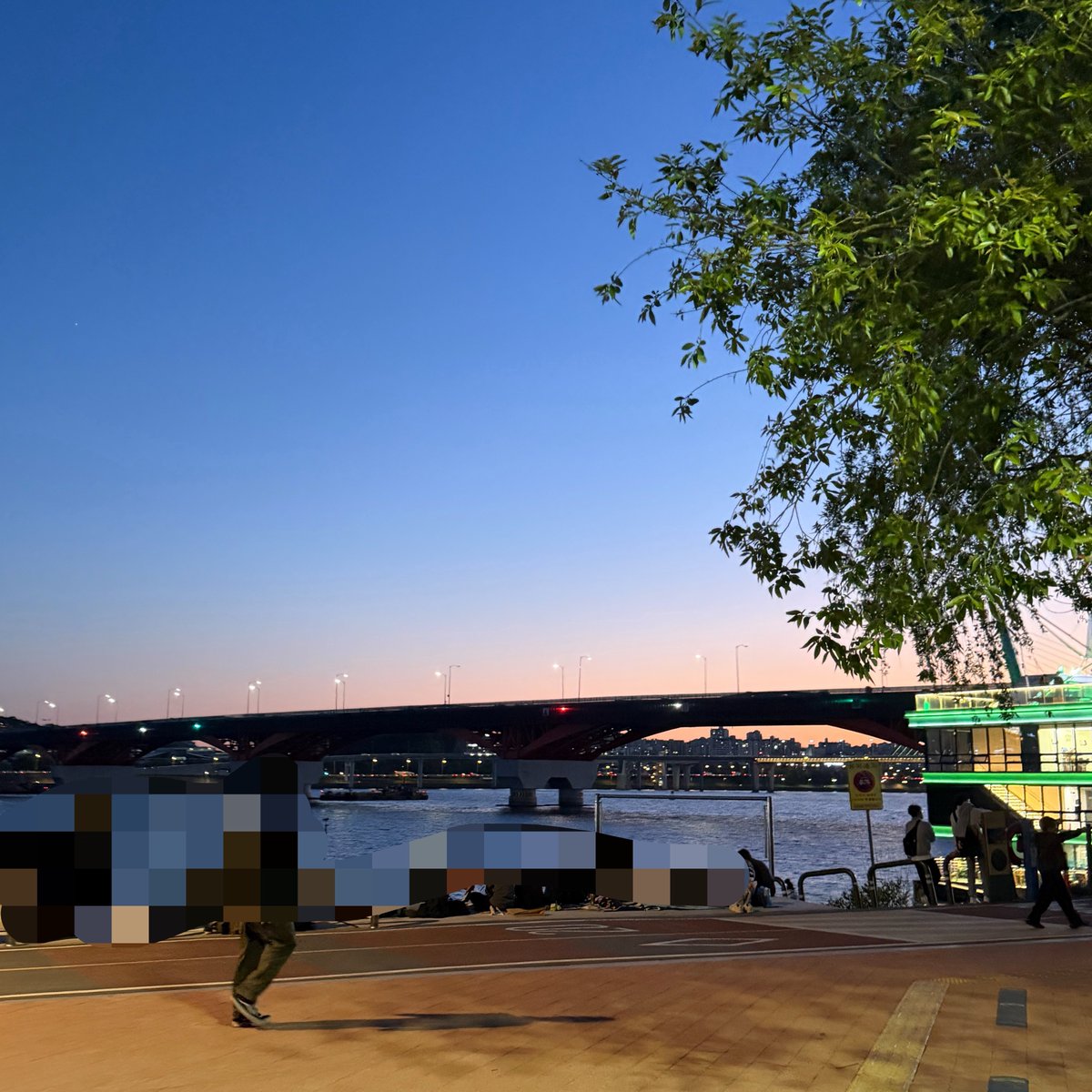 oo871185's tweet photo. 저녁 노을 질 때 한강 진짜 예쁘더라 https://t.co/V1goBffCgk