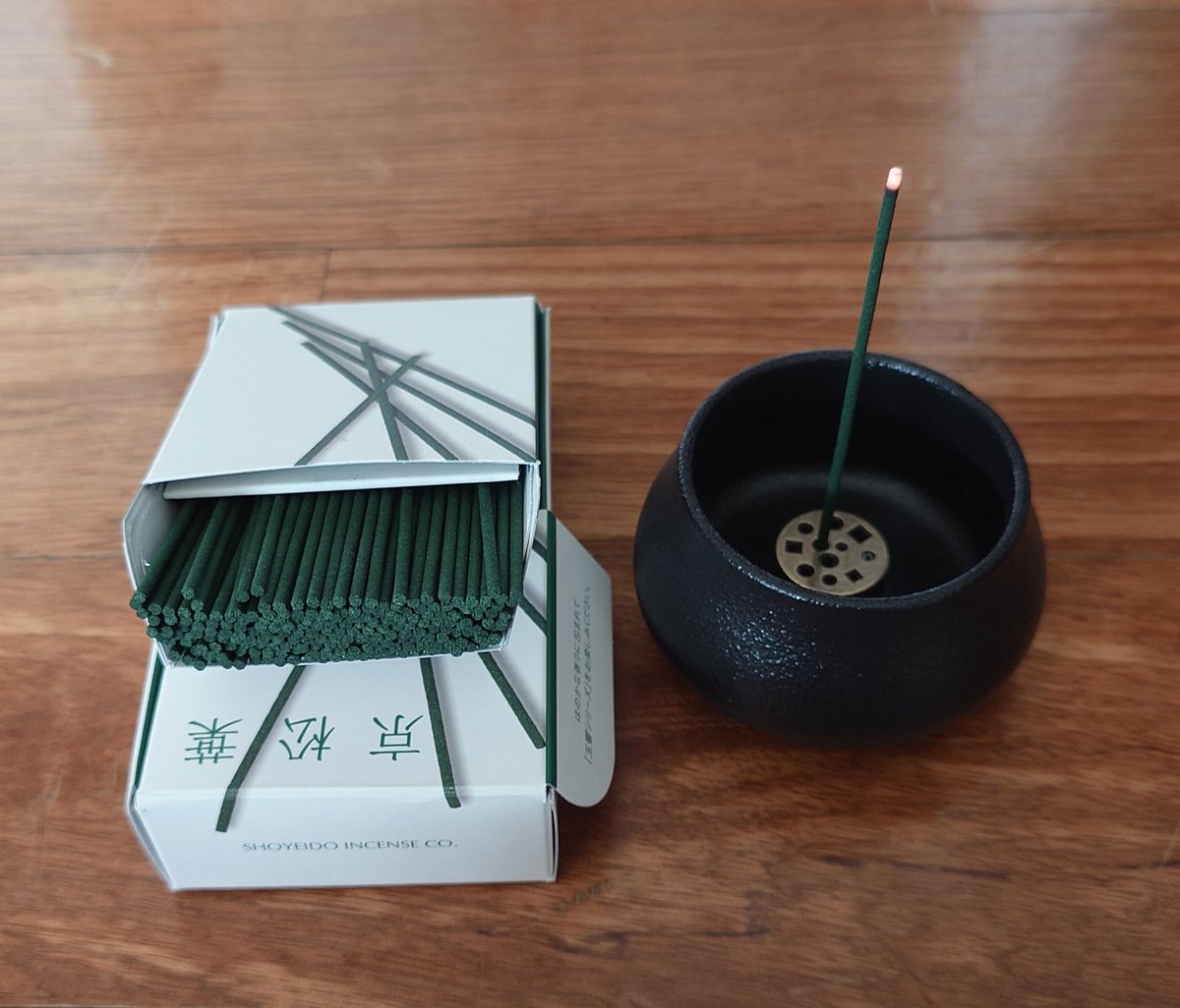 買っちゃった
「若返りの霊薬」
松葉の効能をいただく🙏🏻  ̖́-

ﾖｼ!!!👉
うつ病症状の緩和・脳機能改善
ドーパミンの分泌を促し
ストレス解消・幸福感を
もたらす、また松葉には
神経保護作用があり
神経細胞の減少を軽減し
血流改善や血管を強くする