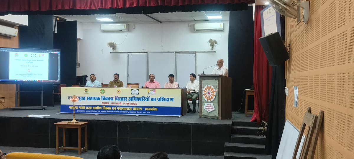 Rajkumardamoh07's tweet photo. महात्मा गांधी राज्य ग्रामीण विकास एवं पंचायत राज संस्थान #MGSIRD जबलपुर में दिनांक 4 से 14 मई 2026 तक आयोजित नवनियुक्त सहायक विकास विस्तार अधिकारियों (ADEO) के प्रशिक्षण का शुभारंभ संस्थान के संचालक श्री अरविंद यादव जी द्वारा किया गया। https://t.co/ZuXB3P34TH