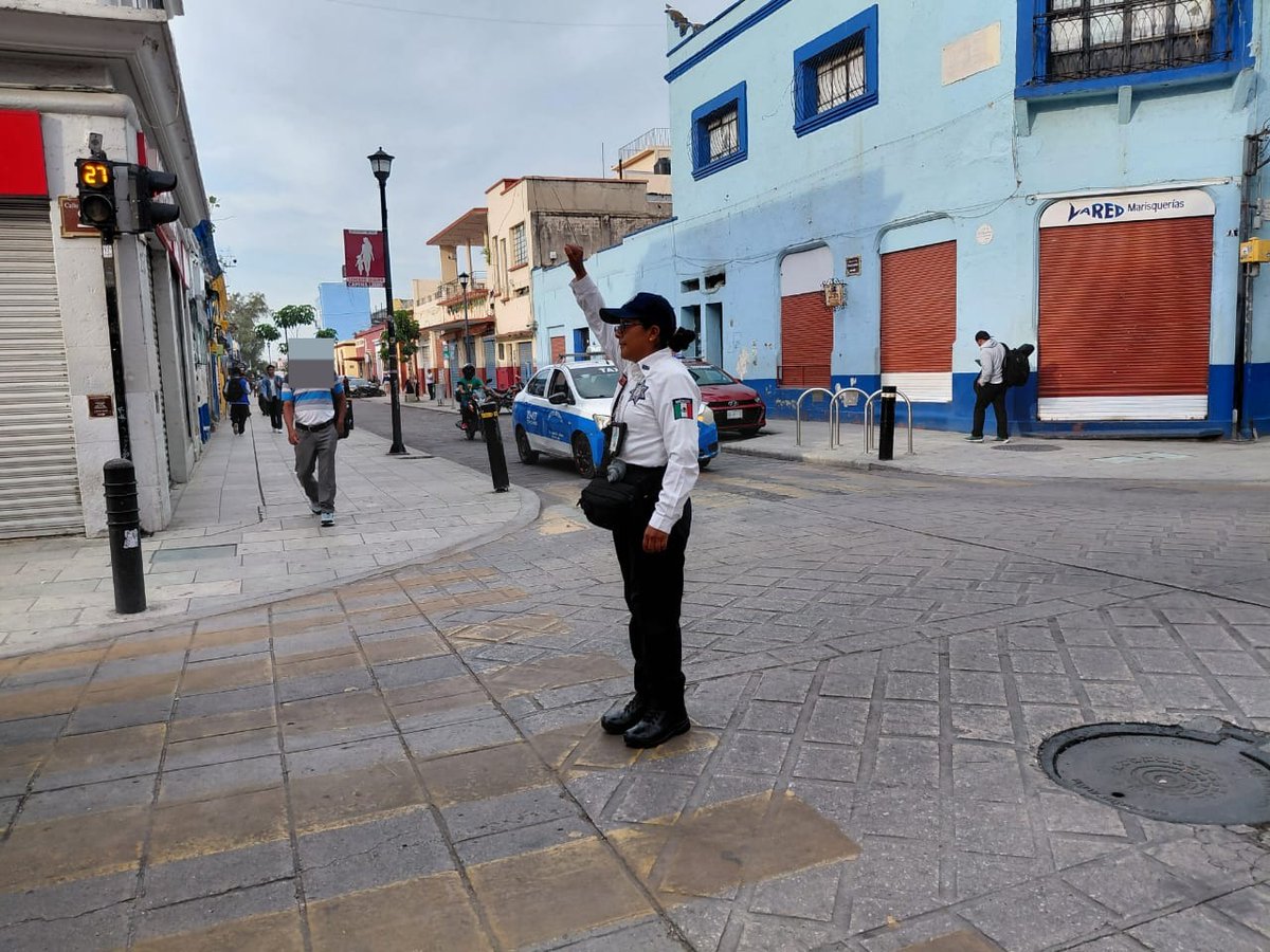 PolVial_GobOax's tweet image. 👮🏾‍♀️🚓Realizamos labor vial en calles del centro de la ciudad capital. #OaxacaDeJuárez 

Conductor: Respete los pasos peatonales. #Oaxaca