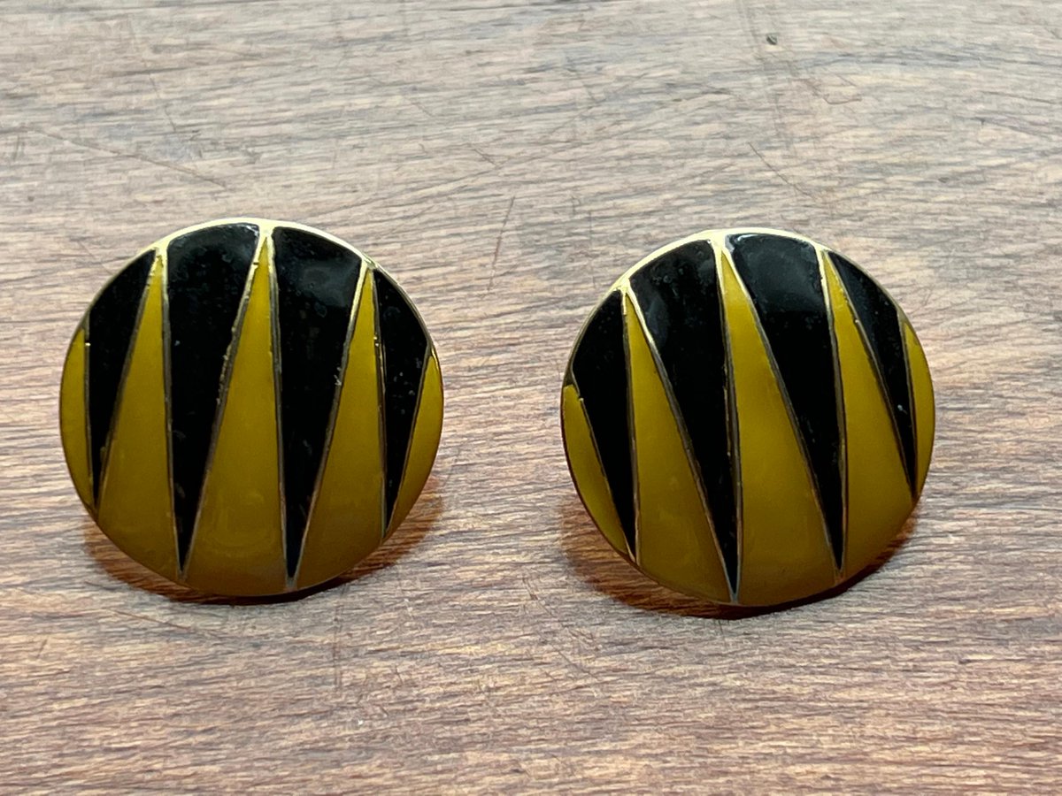 rkhan948's tweet image. Elevate your style with our Vintage black and yellow gold tone enamel round earrings for just ₹5000. Modern elegance awaits you! #MidCenturyJewelry #VintageStyle

Shop Now drivebys.myshopify.com/products/vinta…