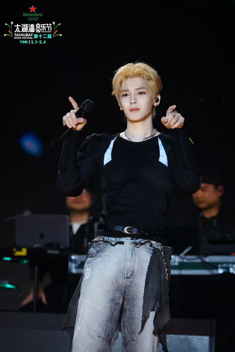 NctShu's tweet photo. 常州フェスでとんでもないイケメンがいて、顔に見惚れていたら歌がとてつもなくうまくて、何者？！と色々調べたらSM練習生だった！通りで！完全にSMが好きそうな顔じゃん！
🇨🇳では今は大大大人気俳優＆歌手だが、NCT中華勢が入社する前一年程練習生してて、中国人が1人もいなくて寂しくてやめたらしい https://t.co/Uq0Yvw4ewW