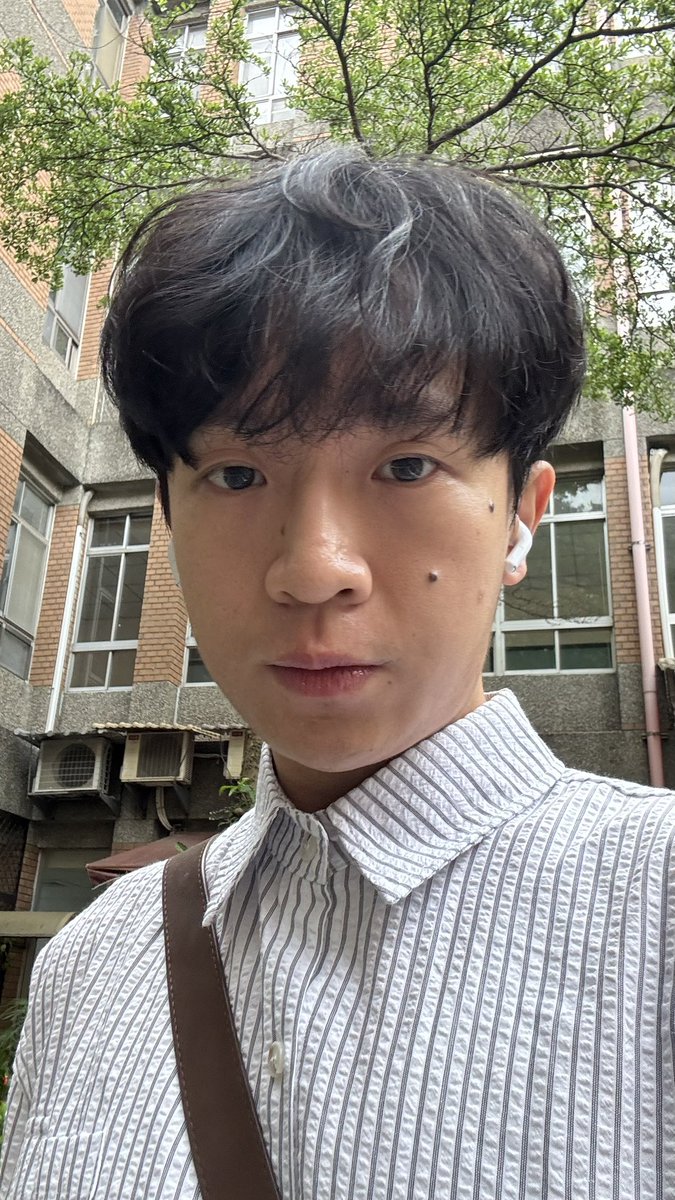 ccchacha5's tweet photo. 我真的好累！！！

我前天做資料到凌晨五點半才睡覺，早上10點又跑去家教，下午爽聽 deca joins 之後回家又線上咪挺差點死掉

很焦慮的來來回回看了好多次資料，覺得自己做的真漂亮，但又覺得怎麼廢話寫好多

從學校趕去上班的路上還在古亭坐錯車，總之，在慌亂的捷運上按下了送出，靜候結果😔 https://t.co/M8J01vT9DS