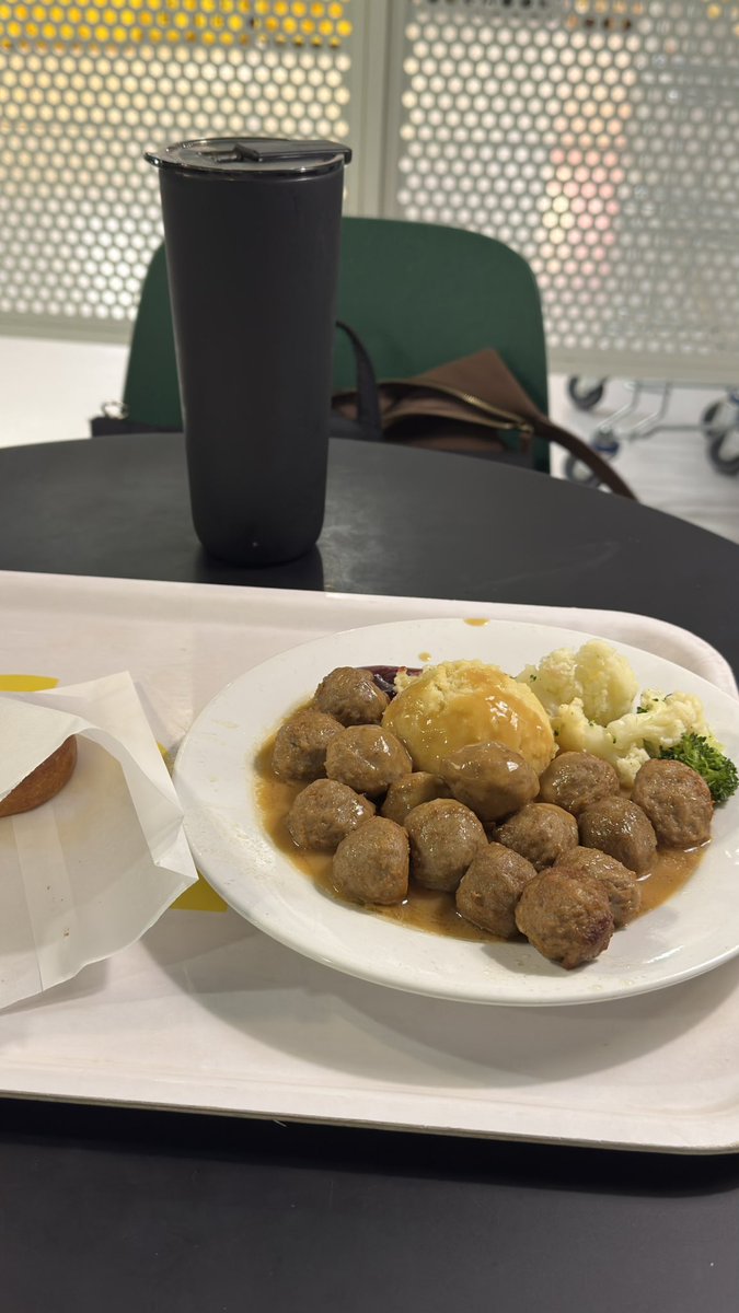 ccchacha5's tweet photo. 我真的好累！！！

我前天做資料到凌晨五點半才睡覺，早上10點又跑去家教，下午爽聽 deca joins 之後回家又線上咪挺差點死掉

很焦慮的來來回回看了好多次資料，覺得自己做的真漂亮，但又覺得怎麼廢話寫好多

從學校趕去上班的路上還在古亭坐錯車，總之，在慌亂的捷運上按下了送出，靜候結果😔 https://t.co/M8J01vT9DS