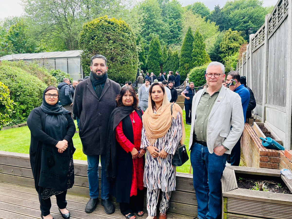 ShamimAshraf79's tweet photo. Bradford Local Elections
During the election campaign, Editor of Daily Kashmir Express Shamim Ashraf with Labour Party candidates for Wibsey &amp; Odsal ward Sabiya Akhtar Khan, Ralph David Ritchie Berry and Faiz Ilyas.
🗳️🗳️🗳️🗳️🗳️
#Bradford #LocalElections #LabourParty #unitedkingdom https://t.co/K0sfuucFNh