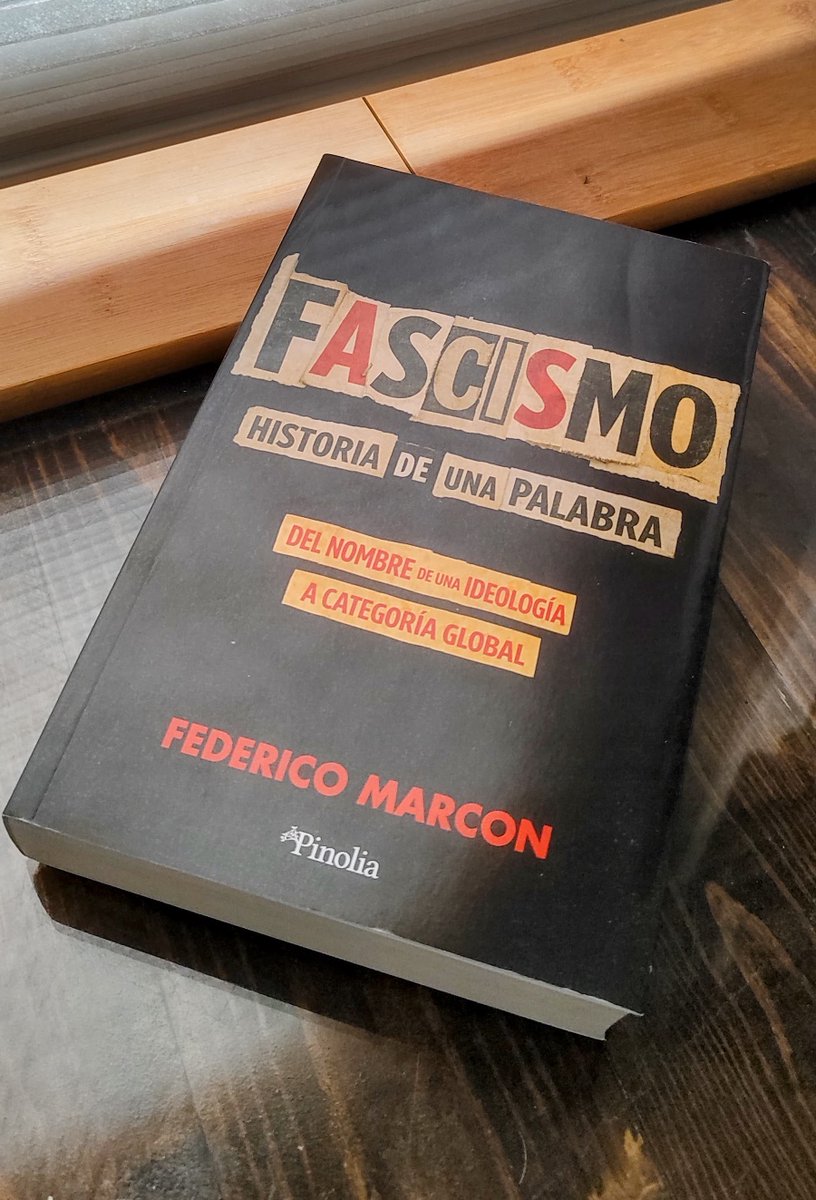 LibrosdHistoria's tweet photo. «Fascismo: historia de una palabra», de Federico Marcon.
➡️ Consíguelo en https://t.co/E2Ki7ED0ML ⬅️

Hay palabras que, con el tiempo, dejan de describir la realidad para empezar a deformarla. “Fascismo” es una de esas palabras. Se pronuncia con facilidad, se arroja al debate público y a la arena política, como si fuese una etiqueta de usar y tirar, pero en la que nadie se detiene a pensar lo que significa realmente.

«Fascismo: historia de una palabra», de Federico Marcon, propone un giro que parece obvio una vez lo lees. En lugar de analizar el fascismo como sistema político, estudia la palabra misma.

El recorrido arranca en la Italia de Benito Mussolini, cuando el término nace ligado a un movimiento concreto, y analiza su deriva a lo largo del siglo XX hasta convertirse en una categoría vaga, cargada de significados que a veces se solapan y otras directamente se anulan.

En esa idea encontramos el núcleo del libro. Marcon rastrea el modo en que el término ha mutado con cada contexto, cómo las distintas generaciones lo han moldeado para interpretar sus propios conflictos y cómo, en ese proceso, ha ido perdiendo filo hasta quedar reducido a munición ideológica más que a un concepto de enorme complejidad. Es entonces cuando el fascismo deja de ser un fenómeno histórico para convertirse también en una palabra en disputa permanente.

«Fascismo: historia de una palabra» no ofrece una definición cerrada y eso, lejos de ser una carencia, añade valor al ensayo. Obliga a meditar y a desconfiar de los usos fáciles del lenguaje. Porque cuando una palabra sirve para nombrarlo todo, termina por no significar nada. Y justo ahora, cuando más necesitados de precisión estamos, nos damos cuenta de que el término ha perdido gran parte de su fuerza.

«Fascismo: historia de una palabra», de Federico Marcon.
➡️ Consíguelo en https://t.co/E2Ki7ED0ML ⬅️

Publicado por @pinolialibros 

#LibrosdeHistoria #LeerHistoria #LaHistoriaMola #SomosHistoria #Historiaparatodos #Fascismo
