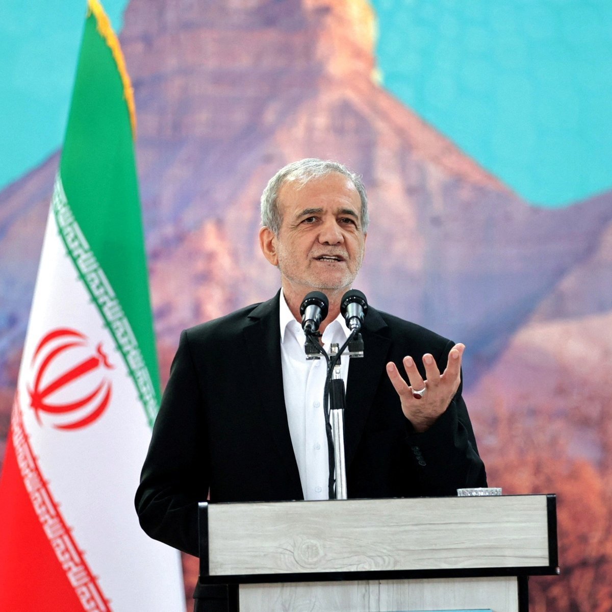 teleSURtv's tweet photo. 🚨 Irán critica "codicia habitual" de Trump y rechazo a su plan de paz de 14 puntos.

Irán ha criticado lo que denomina la "codicia habitual y las demandas interminables e ilimitadas" del presidente estadounidense Donald Trump, tras el aparente rechazo de Washington al plan de paz de 14 puntos propuesto por Teherán.

El plan de paz iraní de 14 puntos incluye un cronograma de 30 días para resolver el conflicto, un alto el fuego en todos los frentes (incluido Líbano), garantías de no agresión, una retirada de las fuerzas estadounidenses de la región, el levantamiento de bloqueos y sanciones, y reparaciones de guerra. Trump, por su parte, afirmó que las propuestas no otorgan a EE. UU. lo que "necesita tener".