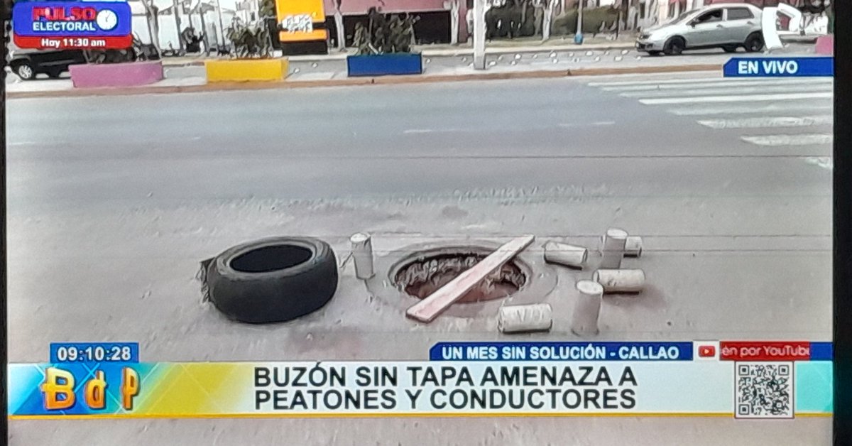 Un mes sin solución y el peligro sigue ahí, buzón sin tapa frente a un colegio en el #Callao, cubierto solo con un tablón y una llanta. 
Peatones y conductores expuestos a un accidente grave.  
Y no es el único: lo mismo pasa en Av. Haya de la Torre con Av. Venezuela.