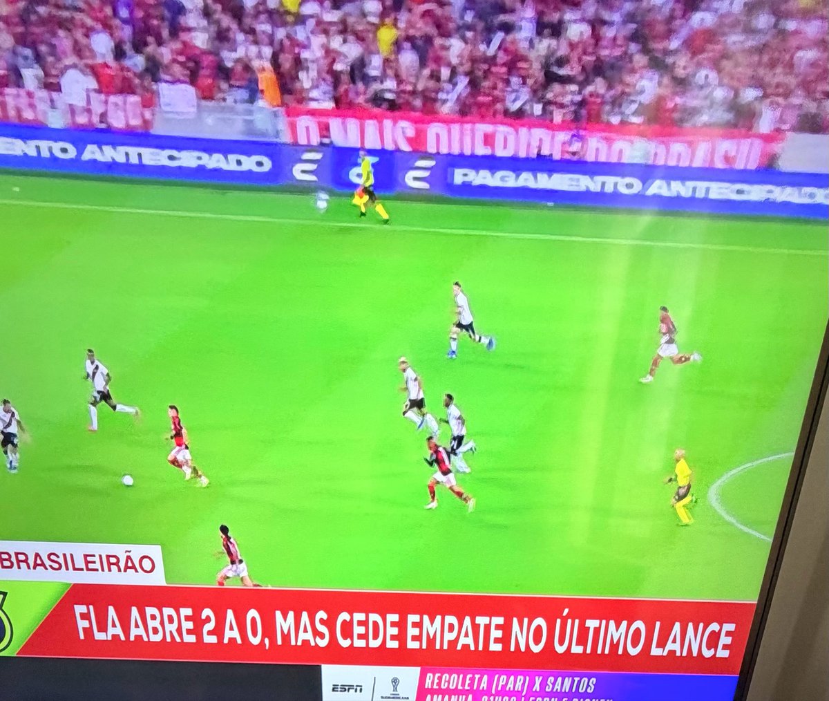 “Cede empate”?!?!
Foi voluntário?!?! Donativo?! Generosidade?!?!

Não foi o VASCO que ARRANCOU o empate?!?!

#flapress no SportCenter da <a href="/ESPNBrasil/">ESPN Brasil</a>