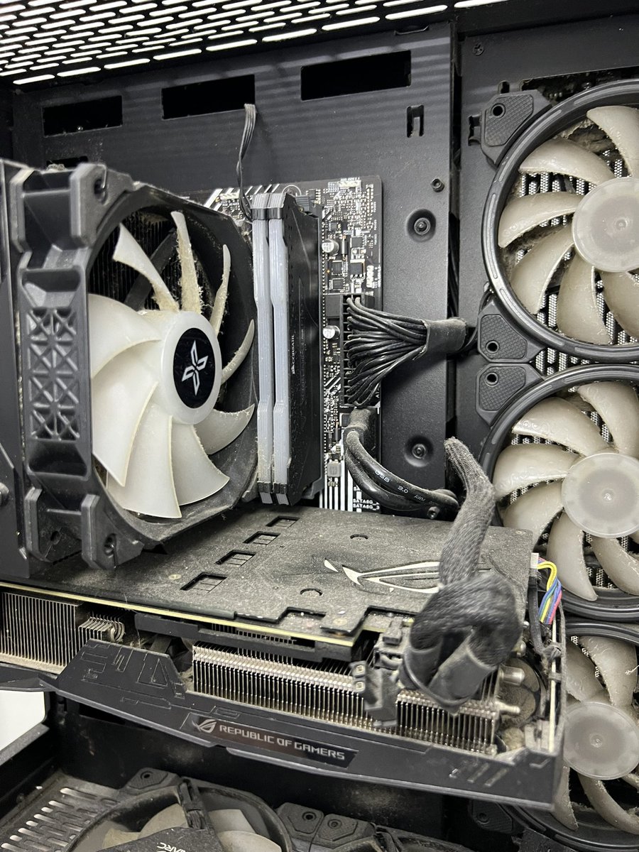 _pcsystem's tweet photo. 🟣  إنعاش جهاز عميل (ما شاء الله).
1- تنظيف عميق لجميع القطع
2-تغير معجون معالج 
3-تغير معجون كرت
4-تغير كيس افضل تهويه
5-تحديث البايوس وتثبيت نظام جديد
6-تعريفات وتحديثات كامله
ملاحظه: جهاز مهمل جدا وله فتره ما اشتغل
🔴تابع الصور🔴

قبل الشغل https://t.co/dWHAVBnvOI