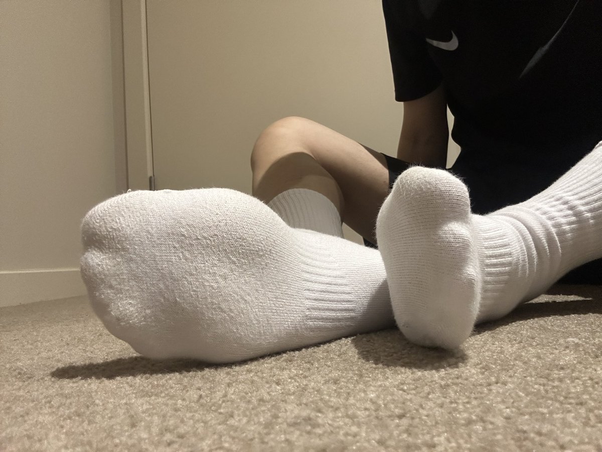 抛开一切杂念
盯着你崇拜的脚底
#直男崇拜