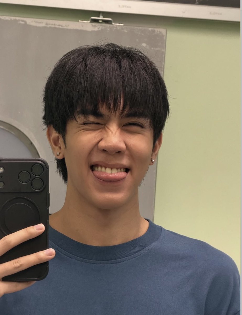 : มาเข้างานครั้งแรก ทำไมช้า
: เซลฟี่หน้ากระจกมา
: แล้วผมต้องรอ?
: จริงๆ คุณธัสไม่ต้องรอวินนะ เราอยู่คนละแผนก
: จำไว้ว่าผมไม่ชอบรอ พรุ่งนี้อย่าสาย
: เอ้า ไรวะ…
