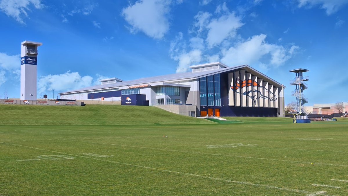 BroncosEUR's tweet image. 𝐓𝐇𝐄 𝐁𝐑𝐎𝐍𝐂𝐎𝐒 𝐀𝐑𝐄 𝐁𝐀𝐂𝐊 𝐓𝐎𝐃𝐀𝐘.

The off-season starts at the Broncos facility today, with meetings, weights, sprints etc. Light start, but it's something!

#BroncosCountry | #NFL | #Broncos