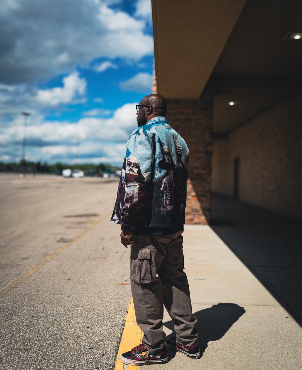 Franky_Babylon's tweet image. First time wearing my first pair of @Vans. I never considered trying a pair; “not my style” is what I’d tell myself. When these Old Skool 36 Souvenir Burgundy dropped last year, a friend sold me a pair for retail. Pair them with Darth Vader and #MayThe4thBeWithYou #UnDs #KOTD