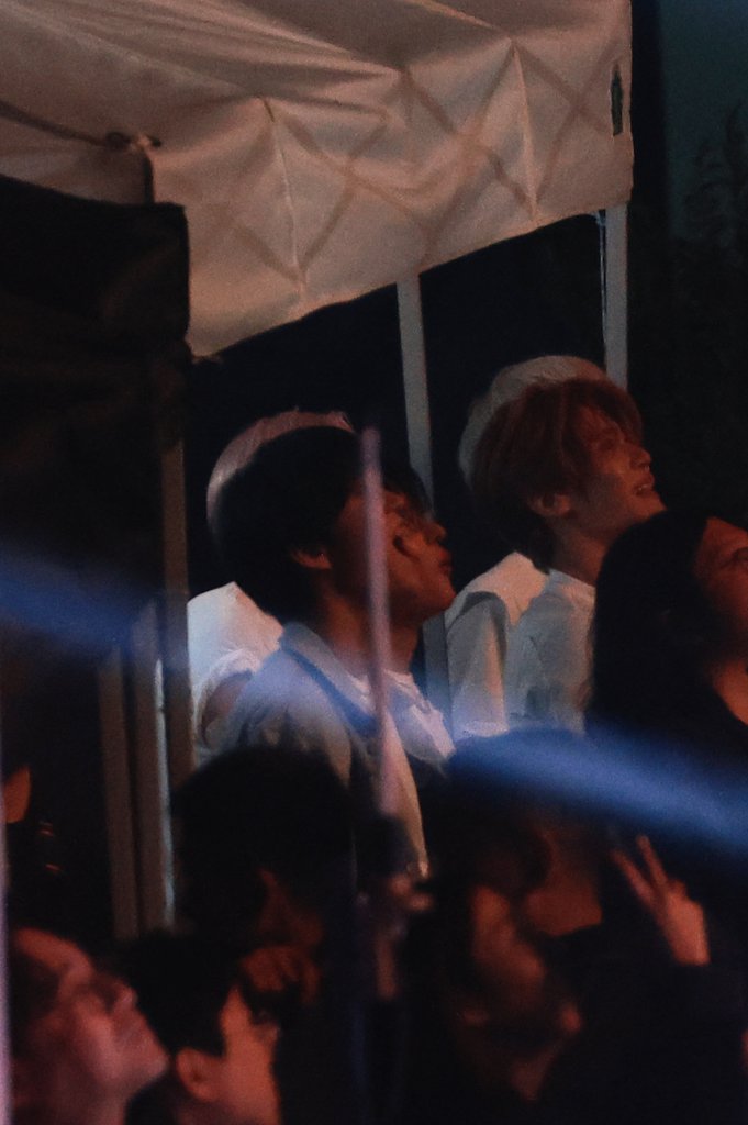 greenlight621's tweet photo. 불꽃놀이 입벌리고 보다가 핸드폰 찍길래 팬들 보여주려고 찍는 건가 했는데 정말 바로 올려준거 보고 또 입덕ㅜㅜ https://t.co/JLdGUQ63RV