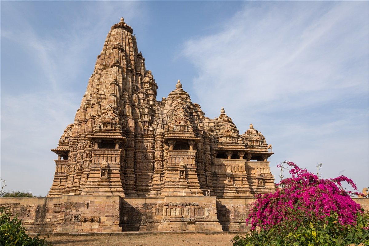 be_Unknow_'s tweet image. Modern mathematicians study fractals—patterns tht repeat at every scale. But 1,000 years ago, the Chandela Rajputs were already building them into stone. 

Learn about The Kandariya Mahadeva Temple this isn't just a building. 🧵
#Khajuraho #IndianHistory #Architecture