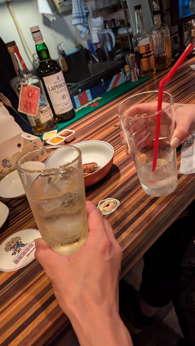 タルタルからのAKKUN'S〜🍻
お隣は誰でしょ〜 笑
ストローで飲む人なんてひとりしか居ない😂
