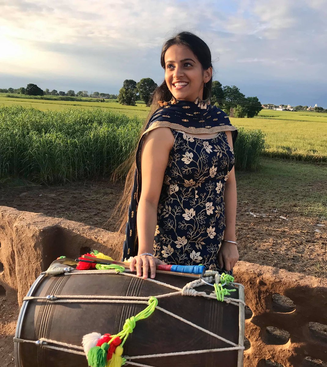 HumansofHind's tweet photo. "Today, I stand proud as the ‘Dhol Girl’, not because it was easy, but because I chose not to give up. When we start believing in ourselves without seeking permission, the world slowly learns to follow our beat. So girls, don’t wait for...' - Jahan Geet Singh
#humansofhindustan https://t.co/vYLAY134fn