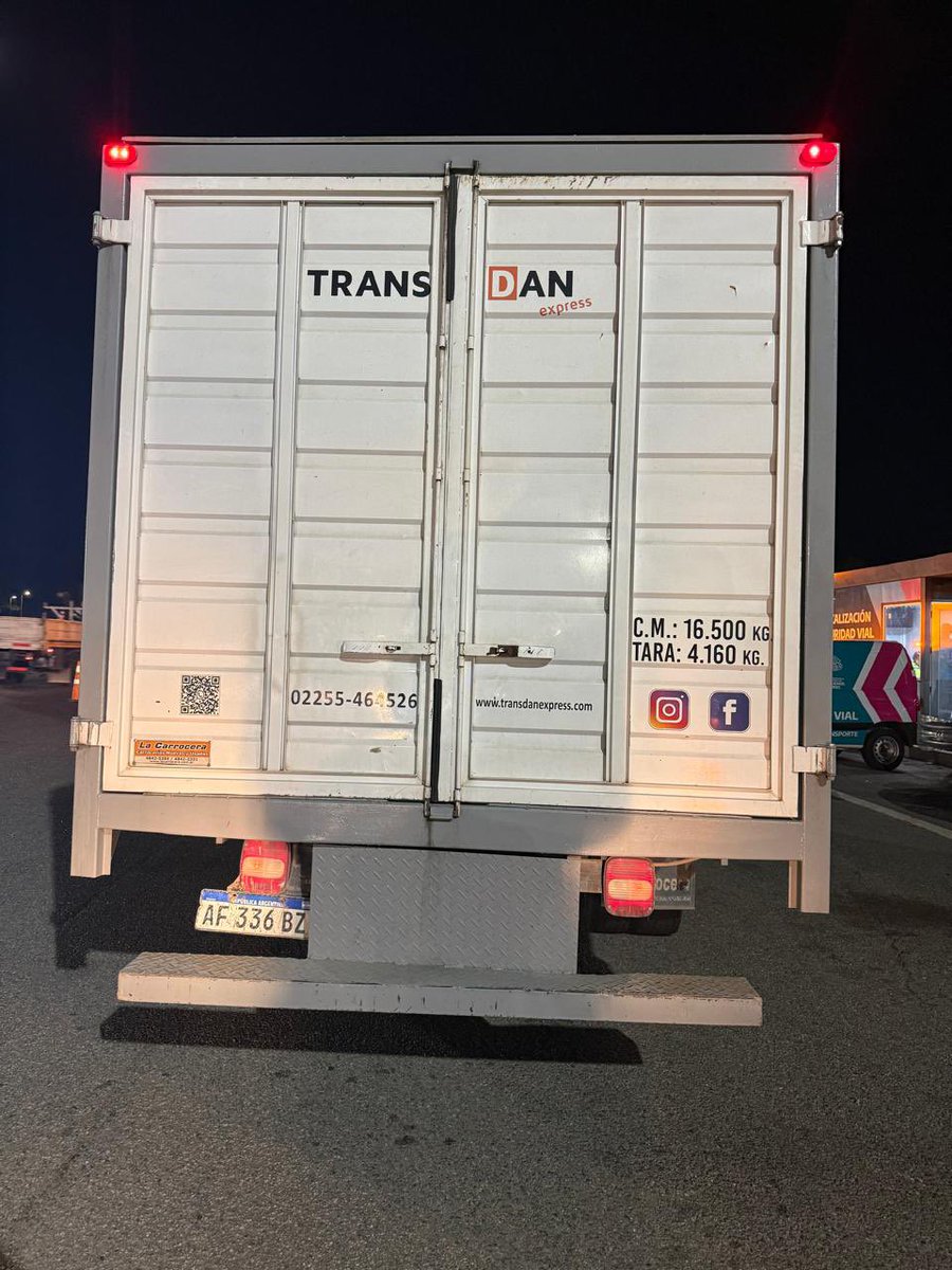 InfoCNRT's tweet photo. 🚫 Alcoholemia positiva y papeles vencidos

🚛 Un camionero fue desafectado por CNRT cuando se disponía a trasladar mercadería hacia Villa Gesell con graves irregularidades: el test de alcoholemia arrojó resultado positivo y el vehículo circulaba con la documentación vencida. ⛔ https://t.co/16nCumDEcB