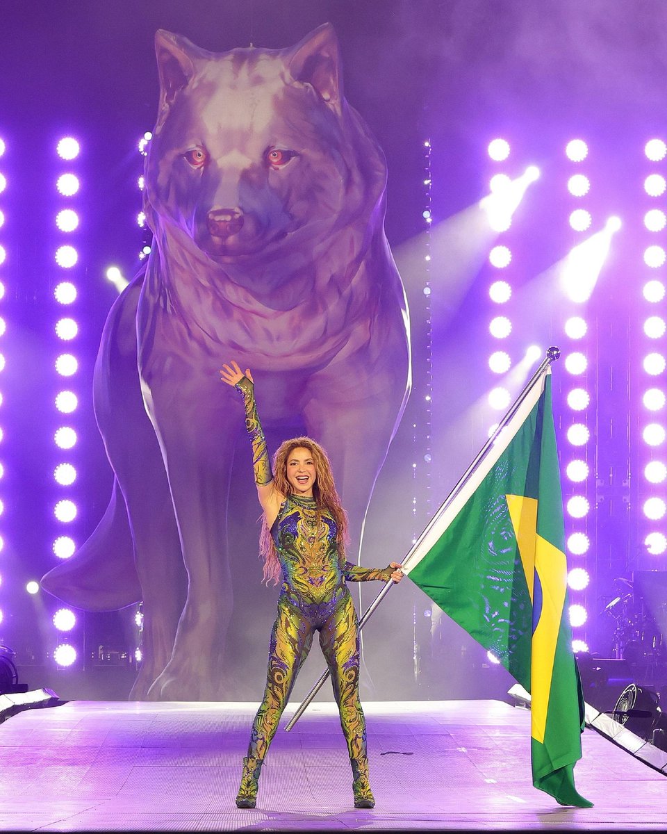 Apple Music Albums:
7. Shakira No Río - As Melhores 
35. Pies Descalzos
70. Las Muieres Ya No Lloran
126. Dónde Están Los Ladrones 
143.El Dorado
156. She Wolf
178. Fiiación Oral Volumen 1
181. Laundry Service
186. Sale el Sol
195. Oral Fixation, Vol. 2