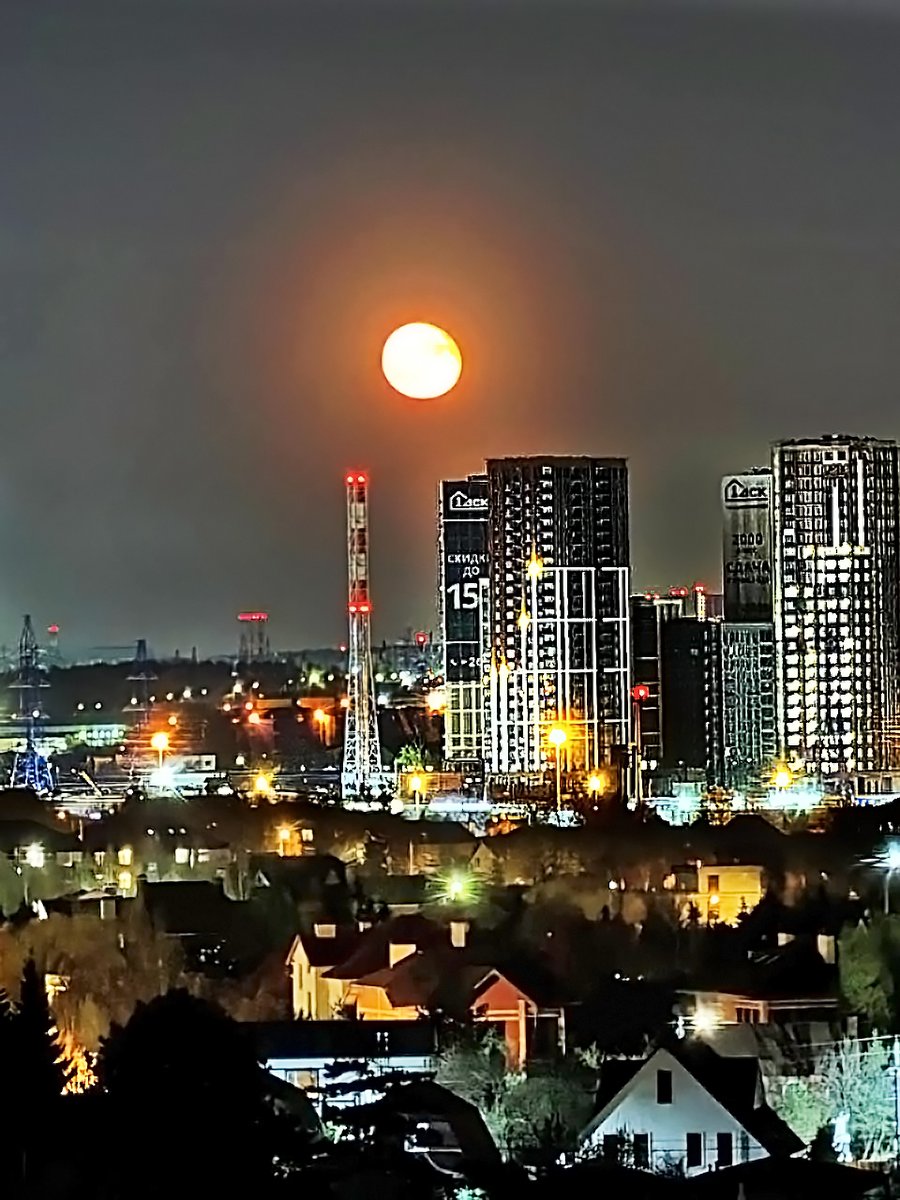 Луна над Солнцево
@Vera_sollo 

#Солнцево #районсолнцево #solncewo #solncevo
#переделкино #новопеределкино
#зао #тинао #россия #москва