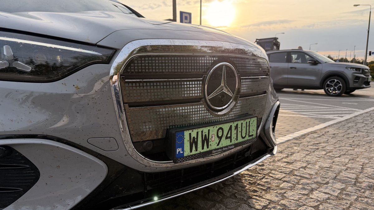DanielGrzybEV's tweet image. Właśnie skończyłem test 1000 km Challenge Mercedesem GLC 🤯

Nie mogę Wam tu podać wszystkich statystyk, ale mogę powiedzieć jedno słowo, które coś może zdradzić - PODIUM 🤫

Na całej trasie 1000 km łącznie ŁADOWAŁEM SAMOCHÓD PRZEZ 39 MINUT ⚡️

Już nie mogę się doczekać