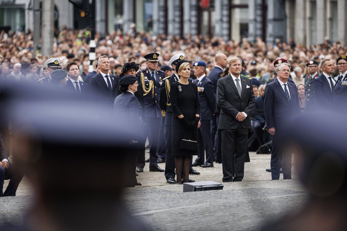 koninklijkhuis's tweet photo. De Koning, Koningin Máxima en minister-president Jetten zijn bij de Nationale Herdenking op de Dam in Amsterdam. Het Koninklijk Paar legt een krans bij het Nationaal Monument.
https://t.co/2biKNGCR37 https://t.co/CTXE972d0e