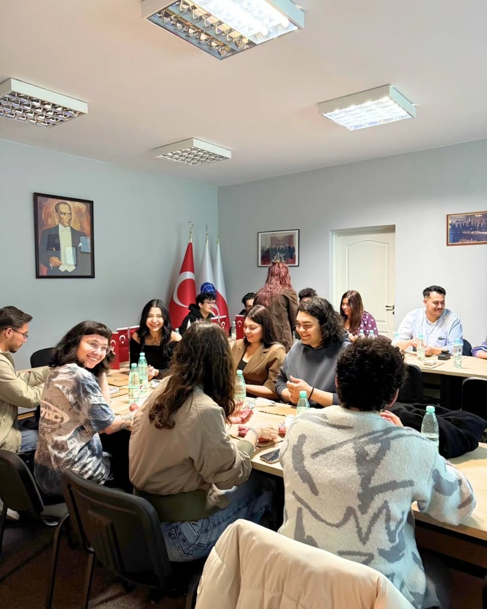 PotiadDernek's tweet photo. 🌍 27 Nisan akşamı "Neresi Ev?" sorusunun peşinde, göç deneyimini sanat ve psikolojiyle harmanladığımız anlamlı bir etkinliği geride bıraktık! ✨

🇹🇷 🇵🇱 POTIAD Genel Merkezi'nde gerçekleştirdiğimiz Psikoloji ve Sanat Atölyemizde harika bir enerjiyle bir araya geldik.

Kıymetli rehberlerimiz Klinik Psikolog Deniz Koşucu ve Uzman Psikolog Hazan Pala eşliğinde; göç, kimlik ve aidiyet kavramları üzerine derinlemesine sohbetler ederken, göçün bizde bıraktığı izleri ve duygularımızı kil ile şekillendirme fırsatı bulduk.

Bu özel ve samimi ortamda bizimle olan, içtenliğini ve enerjisini paylaşan tüm katılımcılara ve değerli psikologlarımıza teşekkür ederiz. 

POTIAD olarak gençlerimizi bir araya getirecek, kişisel gelişimi destekleyen yepyeni ve farklı konseptlerdeki etkinliklerle karşınızda olmaya devam edeceğiz!

#Potiadgençliği #polonyadayaşam #PolonyadakiTürkler #PolonyadayaşayanTürkler #POTIAD