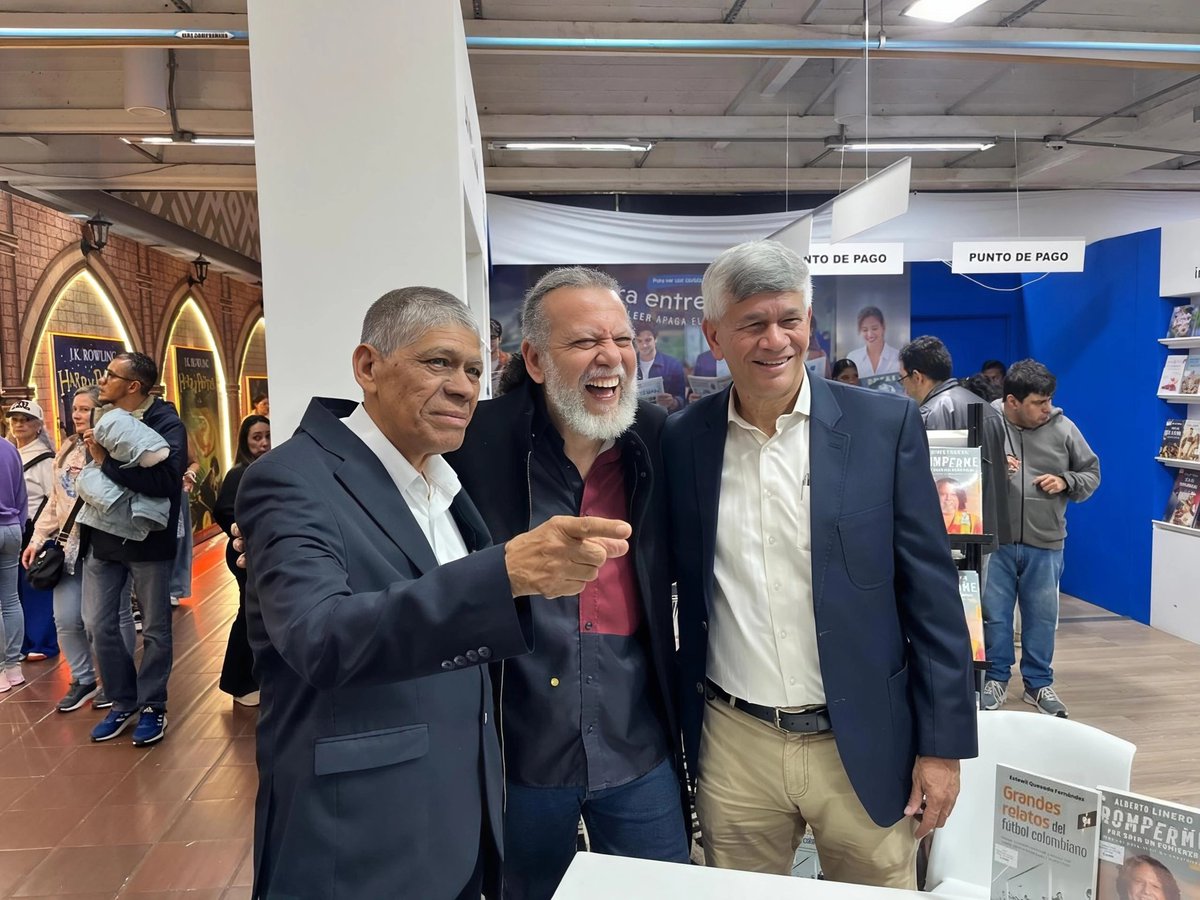 Benjamincuelloh's tweet photo. En el lanzamiento del libro: Grandes relatos del fútbol colombiano del periodista Estewil Quesada. Se encontraron el carismático Alberto Linero y su servidor y hasta cantamos . Agite caribe en Corferias. https://t.co/nyyQNGj7nv