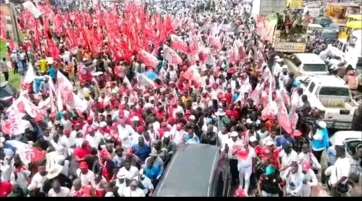 GradignanK18079's tweet photo. La population de l'Est de la RDC, vous n'êtes pas seule, l'@uncrdc du Dr @VitalKamerhe1 soutien les sanctions américain aux ennemis de la Paix @JKabilaKabange1 et aux efforts diplomatiques du PR05 @fatshi13 pour le retour de la paix @BillyKambale1 @MarcelTshipepe2 @didier_kamerhe https://t.co/V0QIoyhi3b