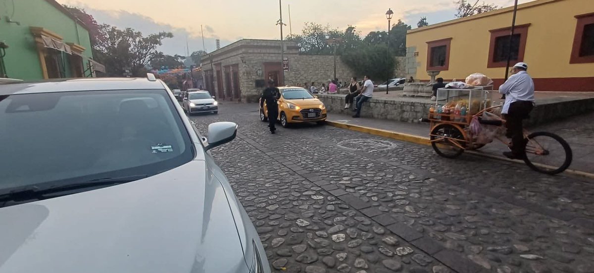 Estado20's tweet photo. #DenunciaCiudadana | "De la nada aparece en el barrio de Jalatlaco un grupo de taxistas intentando hacer base a un costado del atrio de la iglesia de San Matías, frente al hotel City Centro.
"Esto coincide con denuncias de hoteleros siendo extorsionados por un sindicato...". https://t.co/gnZKRfiPv0
