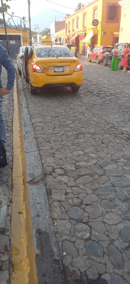 Estado20's tweet photo. #DenunciaCiudadana | "De la nada aparece en el barrio de Jalatlaco un grupo de taxistas intentando hacer base a un costado del atrio de la iglesia de San Matías, frente al hotel City Centro.
"Esto coincide con denuncias de hoteleros siendo extorsionados por un sindicato...". https://t.co/gnZKRfiPv0