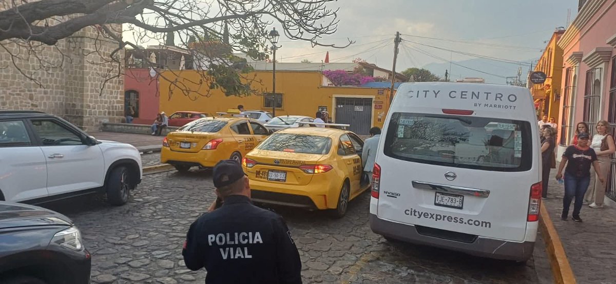 #DenunciaCiudadana | "De la nada aparece en el barrio de Jalatlaco un grupo de taxistas intentando hacer base a un costado del atrio de la iglesia de San Matías, frente al hotel City Centro.
"Esto coincide con denuncias de hoteleros siendo extorsionados por un sindicato...".