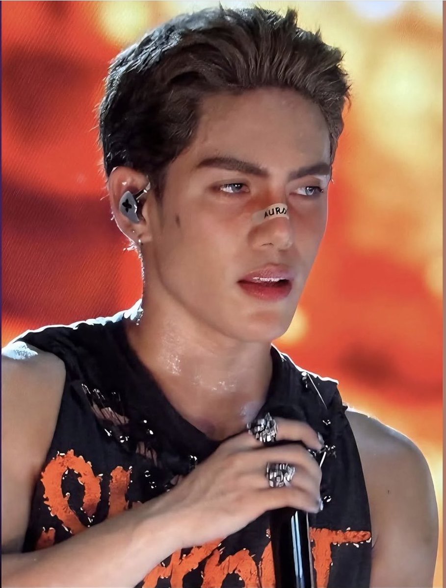 Wag nyo i-gatekeep yung ganeto kaggandang shots...Spread the beauty of this Man - my gawd look at him 🙀 the hair, the brows, the lips and those eyes - khet contacts pa yan who the eff cares?! 

GORGEOUS Idol - Stell🍓bias  mo hanggang hukay👻