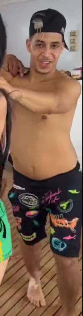 SolerCamelia's tweet photo. #nasdas je saurais pas comment l’expliquer mais ce mec me dégoûte au plus haut point avec son corps de lache la en plus il
est tellement problématique tfou https://t.co/SgQqpkBEM5