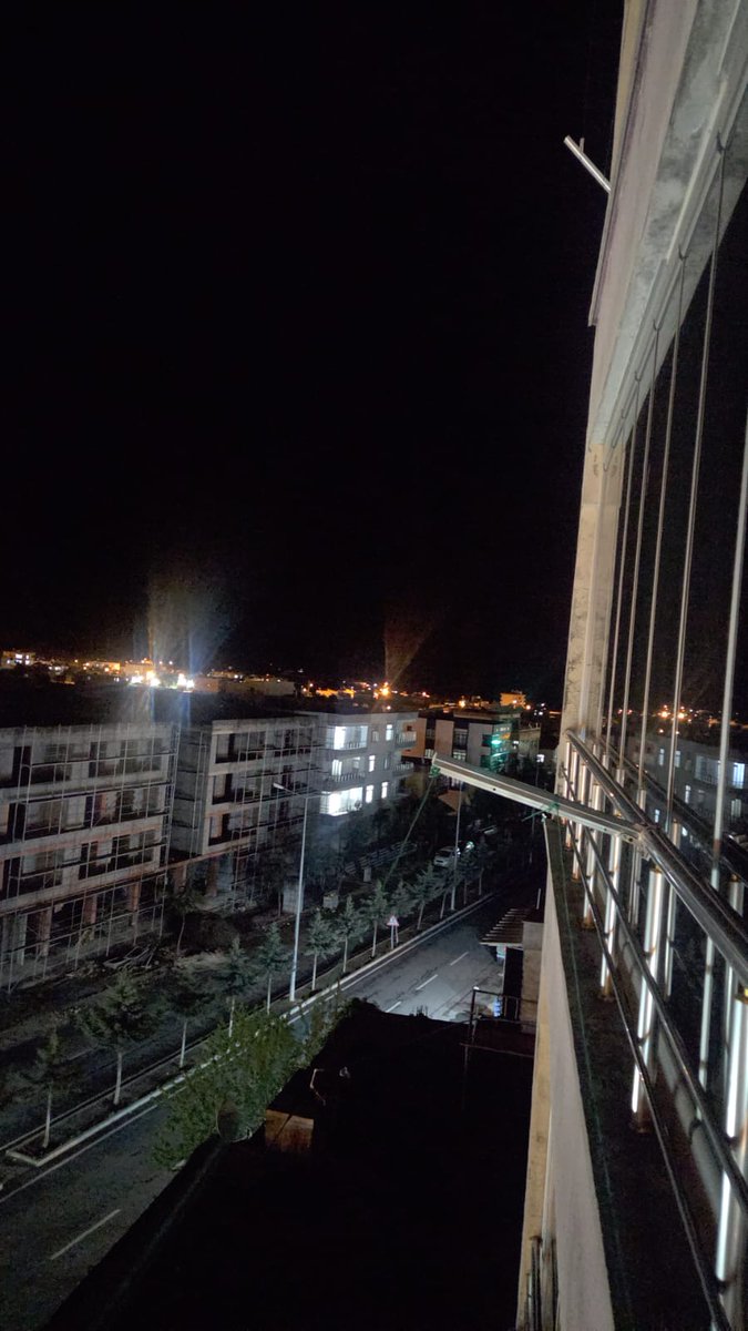 Yer Diyarbakır Dicle yol ana yol 20
Günden fazladır ışıklar yanmıyor caddeyi esnafların ışıkları biraz aydınlatıyor onlarda açık olduğunda işte 
Dicle edaş ilgilenmiyor