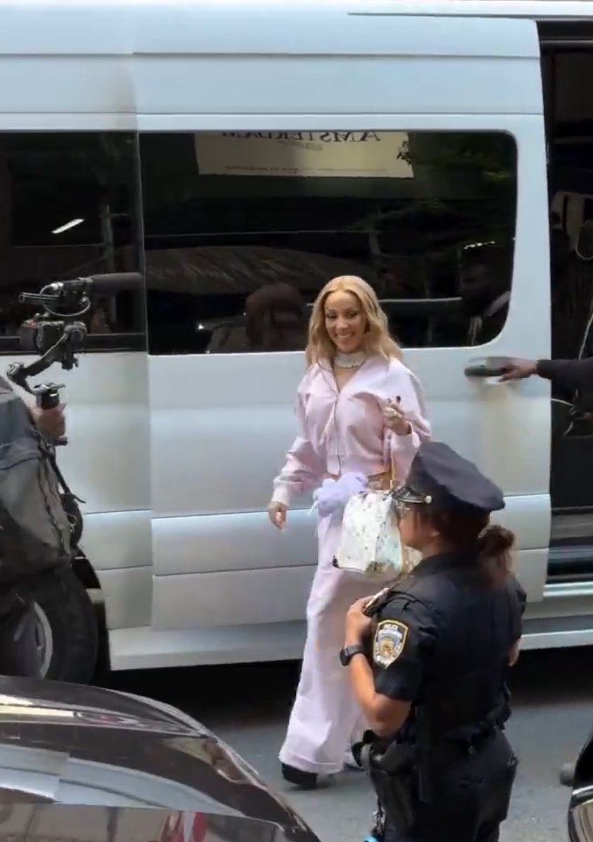 dojas_kitty_'s tweet photo. Doja cat is so happy, new era is gonna be fun https://t.co/aSj9kFUiKZ