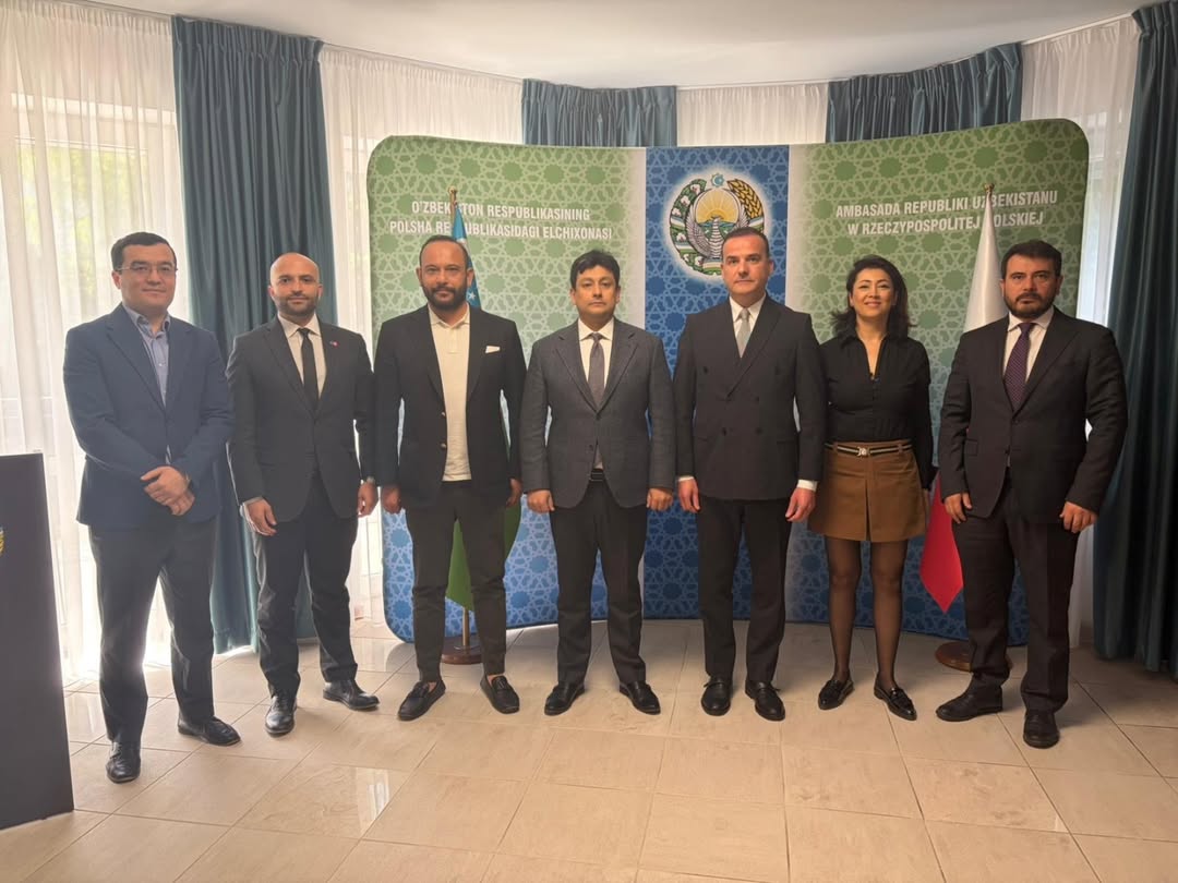 PotiadDernek's tweet photo. 🇹🇷 Özbekistan Cumhuriyeti’nin Polonya Büyükelçiliği’nde 29 Nisan günü gerçekleştirdiğimiz anlamlı görüşme, iki ülke arasındaki ticari ve ekonomik iş birliklerinin geliştirilmesi adına önemli bir adım olmuştur. 

Toplantı kapsamında, Özbekistan ile karşılıklı ticaret hacmini artırmaya yönelik fırsatlar ve potansiyel iş birlikleri üzerine kapsamlı değerlendirmelerde bulunulmuştur. Bu yapıcı temasların bir sonucu olarak, önümüzdeki dönemde Özbekistan’a yönelik bir ticari heyet ziyareti planlanmaktadır.

Nazik ev sahiplikleri, samimi yaklaşımları ve sürece kattıkları değer için Özbekistan’ın Polonya Büyükelçisi Sayın Amirsaid Agzamkhodjaev’e ve kıymetli ekiplerine teşekkürlerimizi sunarız. İnanıyoruz ki bu temaslar, iki ülke arasındaki güçlü dostluk ve ekonomik ilişkilerin daha da pekişmesine katkı sağlayacaktır.

🇵🇱 Spotkanie, które odbyliśmy w Ambasadzie Republiki Uzbekistanu w Polsce, stanowiło istotny krok w kierunku rozwoju współpracy handlowej i gospodarczej między naszymi krajami.

W trakcie rozmów dokonano szczegółowej oceny możliwości zwiększenia wzajemnych obrotów handlowych oraz potencjalnych obszarów współpracy z Uzbekistanem. W wyniku tych konstruktywnych kontaktów planowana jest w najbliższym czasie wizyta delegacji handlowej w Uzbekistanie.

Składamy serdeczne podziękowania Ambasadorowi Republiki Uzbekistanu w Polsce, Panu Amirsaidowi Agzamkhodjaevowi, oraz jego zespołowi za gościnność, życzliwe podejście i wkład w rozwój tego procesu. Wierzymy, że podjęte działania przyczynią się do dalszego umocnienia przyjaznych relacji oraz współpracy gospodarczej między naszymi krajami.