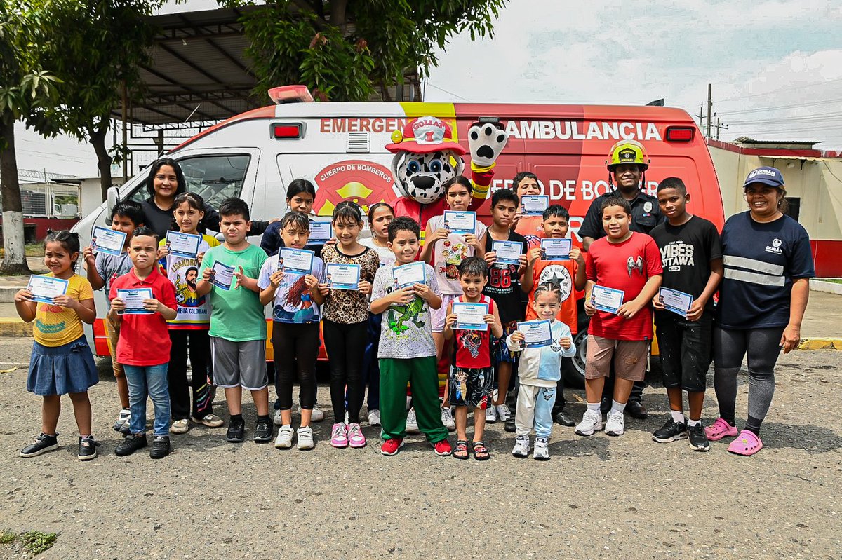 BomberosDuran's tweet photo. ¡Semillas de prevención! Recibimos a "Ecoguardianes Kids" por el Día del Bombero Forestal.
Los niños aprendieron sobre prevención de incendios y vivieron la adrenalina de un circuito de obstáculos. ¡Formamos hoy a los guardianes del mañana! 🌳🔥
#CBMCD #EcoguardianesKids https://t.co/tU4N9tKre7