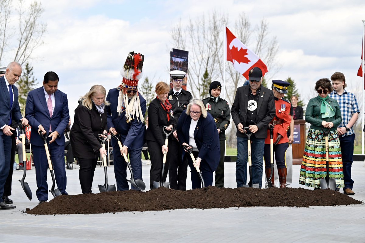 VeteransFR_CA's tweet photo. Aujourd’hui a eu lieu le lancement des travaux du Monument commémoratif national de la mission du Canada en Afghanistan. Ce nouvel espace rendra hommage aux plus de 40 000 Canadiens qui ont servi et à ceux qui ont fait des sacrifices et soutenu la mission.
https://t.co/8DQPU8gpjy https://t.co/ismZRHb5RA