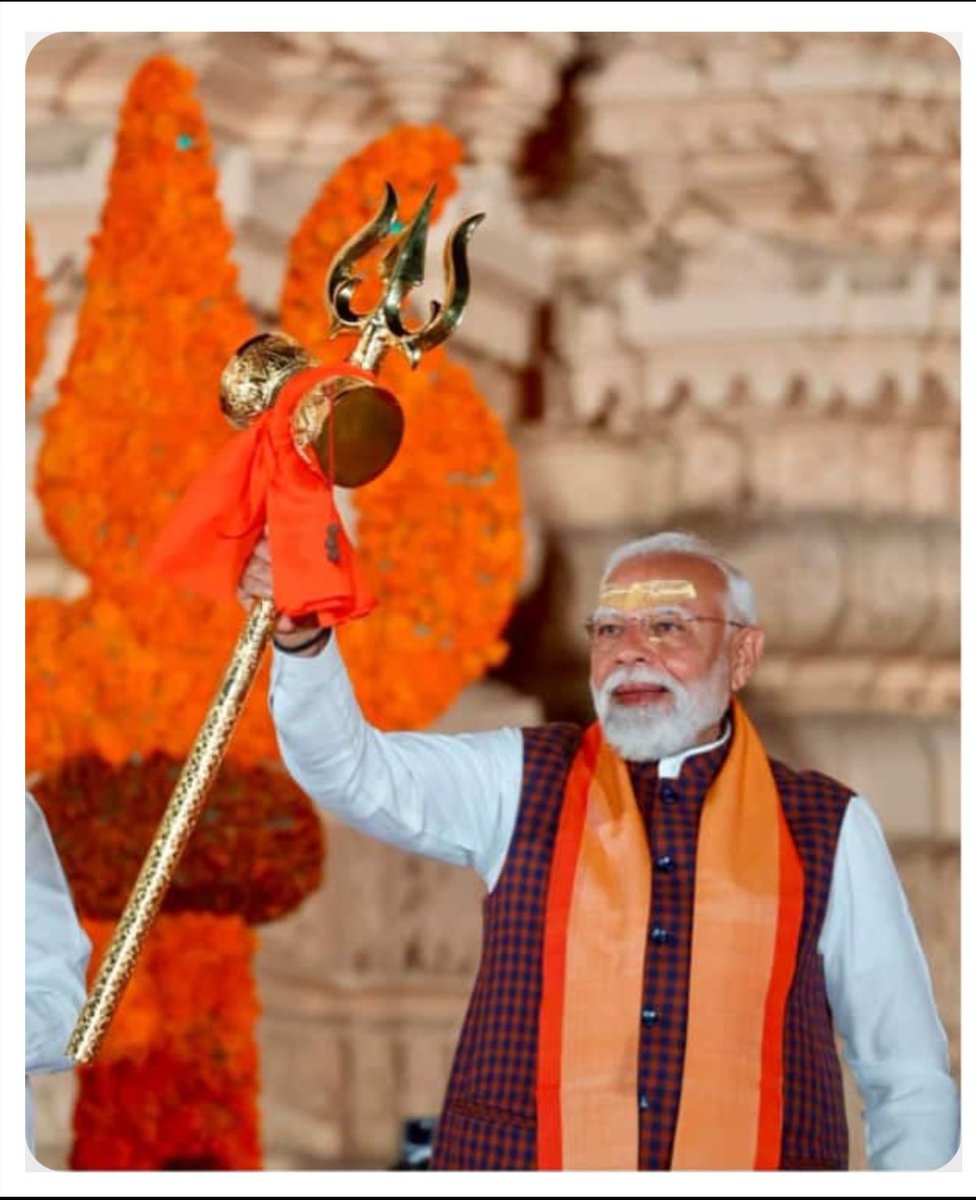 ShettySrl's tweet image. 🪷 A historic, unprecedented, and unforgettable moment ... 🪷

🪷 Wearing Bengal dhoti 
shri narendra modi ji !! 🪷

#PhotoOfTheDay