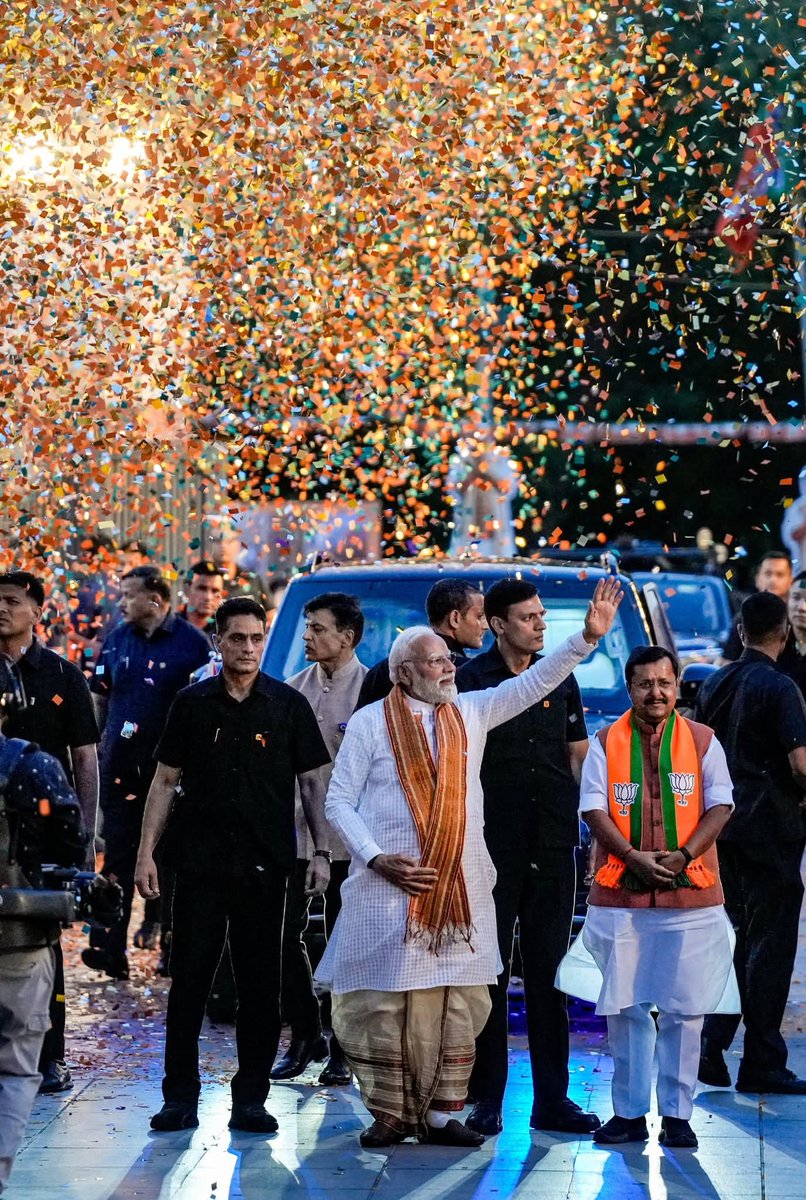 ShettySrl's tweet image. 🪷 A historic, unprecedented, and unforgettable moment ... 🪷

🪷 Wearing Bengal dhoti 
shri narendra modi ji !! 🪷

#PhotoOfTheDay