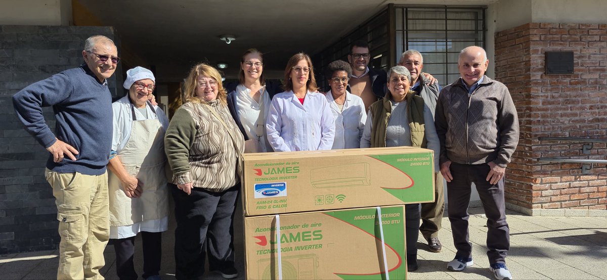 claucelo1's tweet photo. ✨Comosion del Festival Nacional de la Empanada y el Vino realizó una donación de un aire acon. para la escuela 180 de Villa Felicidad.

🤩Será colocado en el comedor donde niños y niñas almuerzan todos los días en nuestra única escuela de tiempo completo!!!

#MunicipioProgreso https://t.co/2NmRWs9pK6