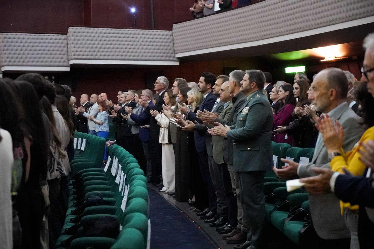cortes_aragon's tweet photo. La presidenta de las Cortes de Aragón, @MariaNavarroVi, ha asistido, junto al vicepresidente primero, @FLEDESMAGELAS, y diputados, al estreno del documental “Por la espalda. Historia de un atentado”, sobre el asesinato de Manuel Giménez Abad a cargo de la banda terrorista ETA. https://t.co/lal4wo6tcl