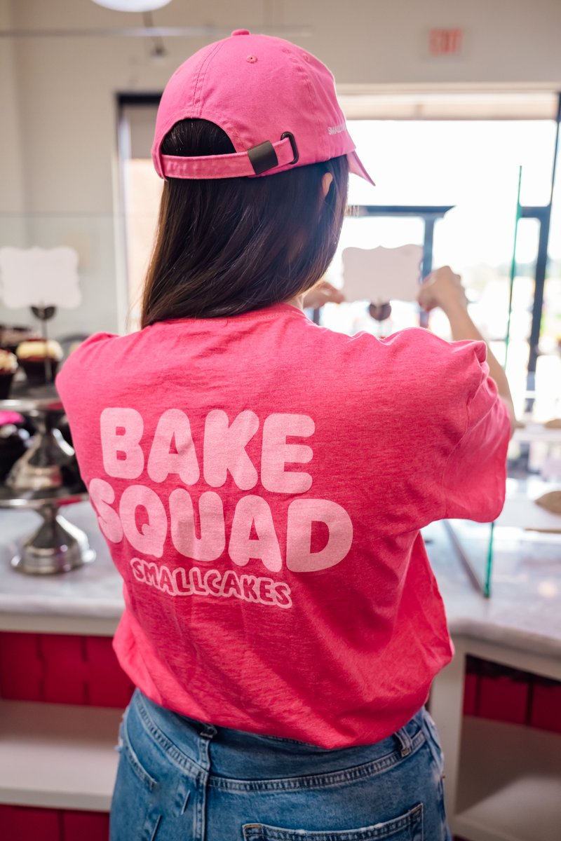 Smallcakes_CC's tweet photo. Our Bake Squad is ready for a fresh new week🧁
Cupcakes are baking and buttercream is swirled.🍥
Come by, we can’t wait to see you this week.🩷

#Smallcakes #SmallcakesCupcakery #BakeSquad https://t.co/3UQ4PglMlP