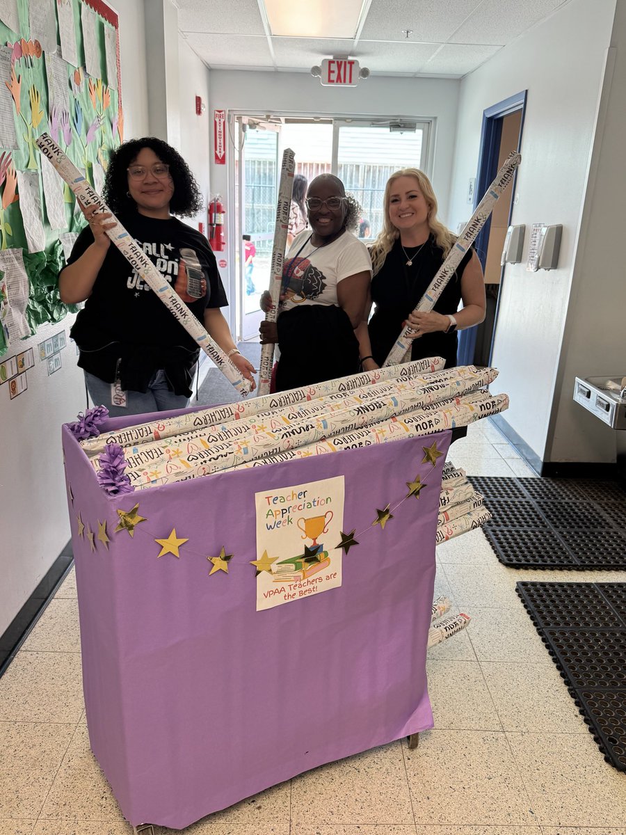 VPAA_SWPS's tweet photo. Rain or shine, VPAA teachers always show up for our students. ๐๐
Todayโs surprise was a small reminder of the BIG cover, comfort, and care they provide every single day. #TeacherAppreciationWeek #VPAA https://t.co/jsLlCjhlA8