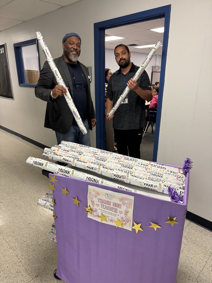VPAA_SWPS's tweet photo. Rain or shine, VPAA teachers always show up for our students. ๐๐
Todayโs surprise was a small reminder of the BIG cover, comfort, and care they provide every single day. #TeacherAppreciationWeek #VPAA https://t.co/jsLlCjhlA8