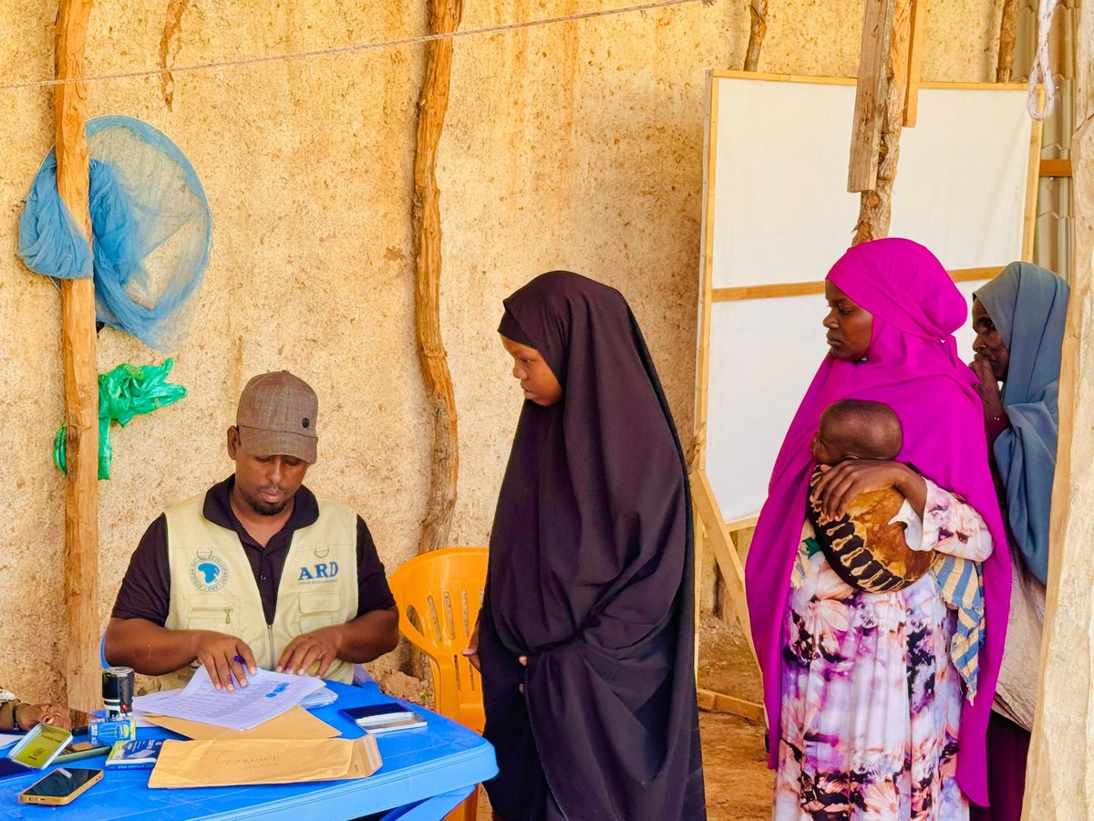 ardfeeds's tweet photo. 1/2)Thanks to @shf_somalia, we reached 400 vulnerable HHs in Gaabaneey Village,Huddur District, Bakool Region with life-saving hygiene kits.
Each kit contained:
✅ 20L jerrycan &amp; bucket.
✅ Soap.
✅ Water purification tablets
✅ Sanitation pads

These items protect families from https://t.co/N7oIfqwHyw
