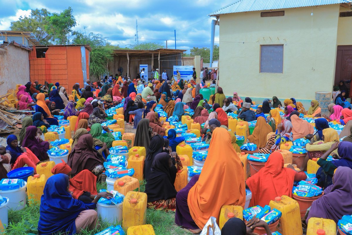 ardfeeds's tweet photo. 1/2)Thanks to @shf_somalia, we reached 400 vulnerable HHs in Gaabaneey Village,Huddur District, Bakool Region with life-saving hygiene kits.
Each kit contained:
✅ 20L jerrycan &amp; bucket.
✅ Soap.
✅ Water purification tablets
✅ Sanitation pads

These items protect families from https://t.co/N7oIfqwHyw